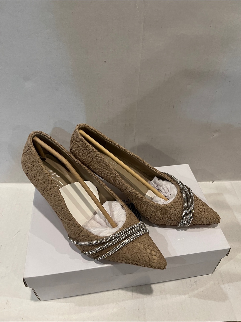 Lace Pump With Rhinestone Rope. - Picture 3 of 12